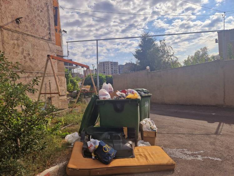 Ներքնակ ու զուգարանակոնք՝ երևանյան աղբամանների կողքին․ ո՞վ պետք է հավաքի այսօրինակ աղբը