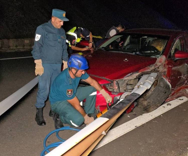 Երևան-Սևան ճանապարհին «Mazda»-ն բախվել է ճանապարհի բաժանարար արգելապատնեշին, որը մխրճվել է մեքենայի սրահ