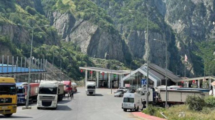 Վերին Լարսում այժմ 1300 հայկական բեռնատար կա
