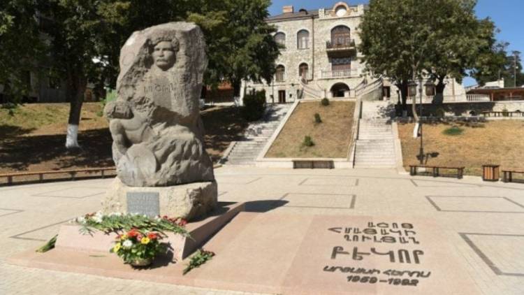 Զախարովան անդրադարձել է Արցախում հայ հերոսների հուշարձանների ոչնչացման թեմային