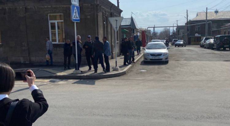 Գյումրիում իշխանական թեկնածուի թաղամասն ընդգրկող տեղամասերի առջև կուտակումներ են