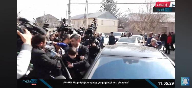 Լավ, բա երեխան գիրկը մեքենայի դիմացը նստելն էլ վարչական տուգանք է, բա սրա՞ն ինչի չեք արձագանքում. Բաբայան