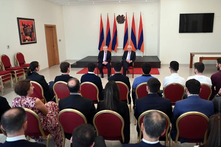 Վահագն Խաչատուրյանն ԱՄԷ-ում ՀՀ դեսպանությունում քննարկել է ՀՀ-ԱՄԷ հարաբերությունների զարգացումը