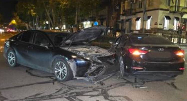 Երևանում բախվել են «Toyota» և «Hyundai» մակնիշների ավտոմեքենաները, կա երկու տուժած