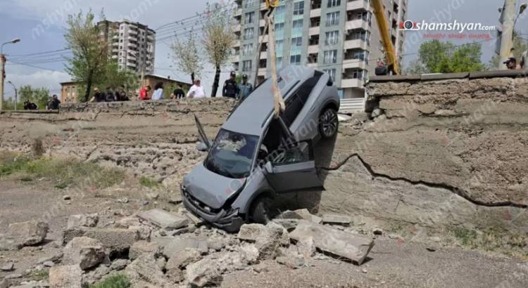 Արտակարգ դեպք, «Volkswagen»-ը բախվել է մեքենաների, ապա կոտրել քարե պարիսպն ու մասամբ կախվել․ Shamshyan