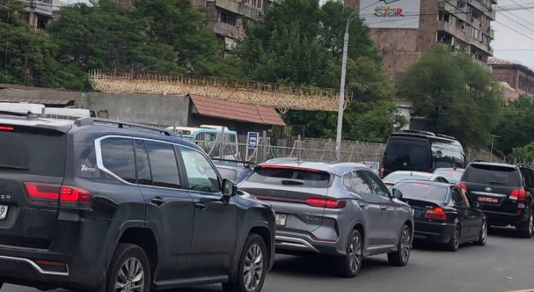Ամենօրյա տրանսպորտային կոլապսը՝ Իսակովի պողոտայում (լուսանկար)