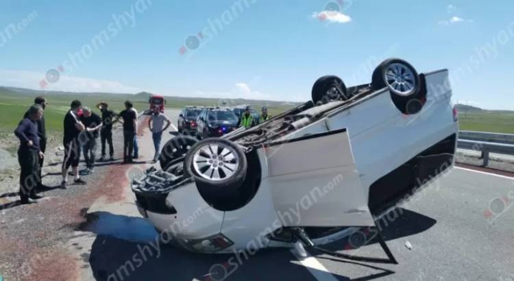Վթար Երևան-Գյումրի ճանապարհին, «Toyota Alphard»-ով բախվել է քարերին ու գլխիվայր շրջվել, վիրավnրներ կան․ Shamshyan