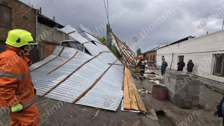 Մրգաստան գյուղում քամին պոկել է բնակչի տան թիթեղյա տանիքը. այն ընկել է ավտոմեքենայի վրա
