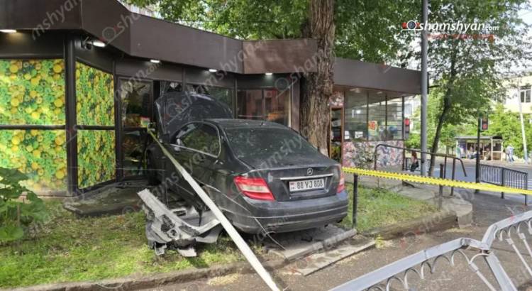 «Mercedes»-ը հայտնվել է պտուղ-բանջարեղենի խանութի տարածքում, վիրավnր կա․ Shamshyan