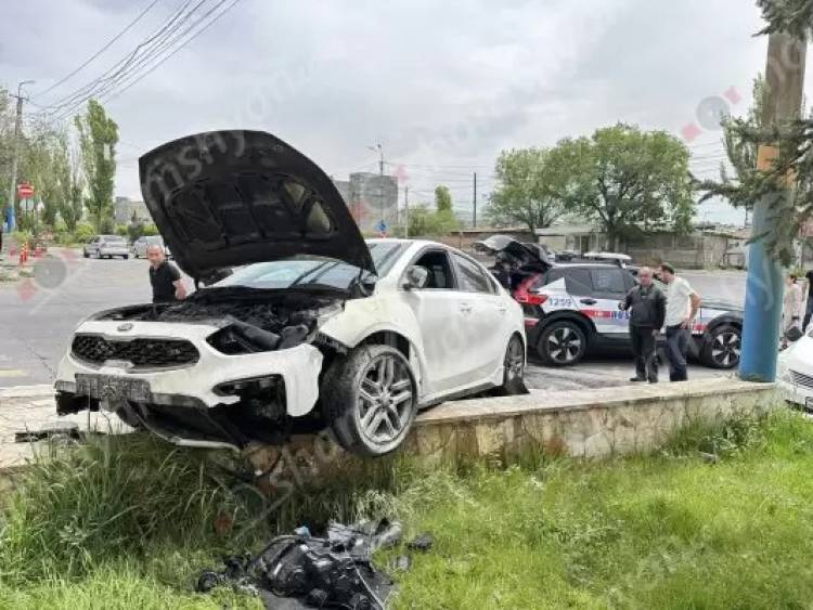 Ավտոբուսների պարկի մոտ մեքենան բախվել է եզրաքարին, վիրավորներ կան