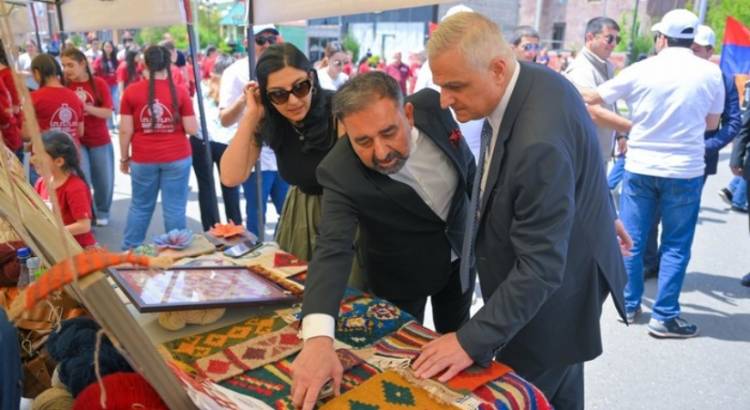 Մհեր Գրիգորյանն Ապարանում մասնակցել է Հանրապետության տոնին նվիրված միջոցառմանը
