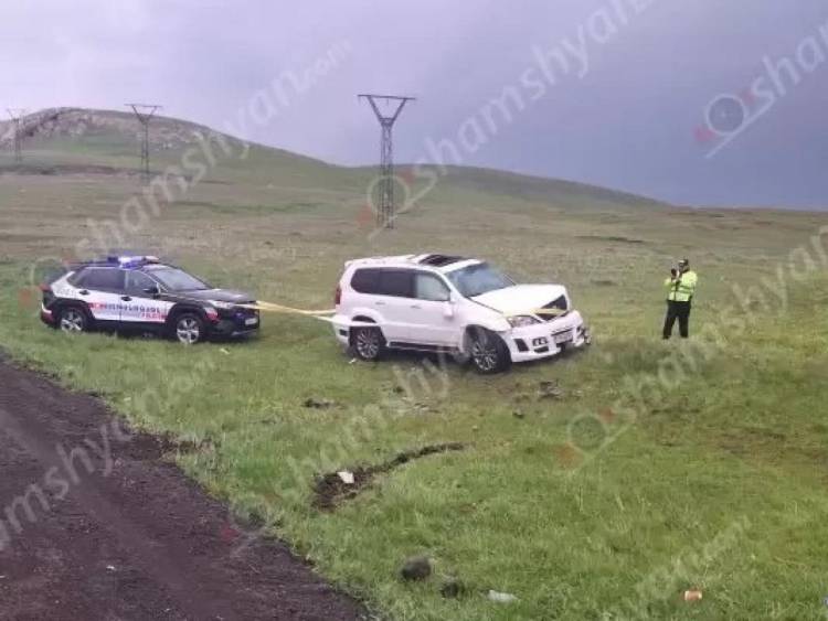 «Lexus GX 470»-ը դուրս է եկել երթևեկելի գոտուց և հայտնվել դաշտում, 4 վիրшվորներն էլ երիտասարդ աղջիկներ են