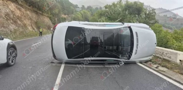 Վանաձոր-Ալավերդի ավտոճանապարհին «Mercedes CLS»-ը բախվել է բետոնե էլեկտրասյանը և կողաշրջվել