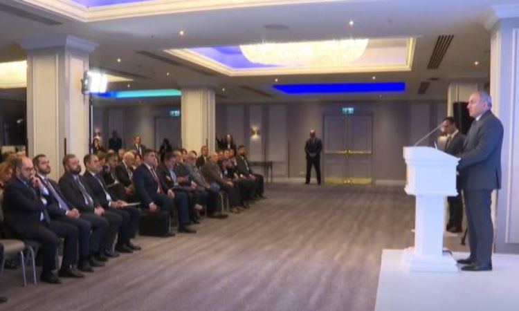 Ադրբեջանցի լրագրողների էին Հայաստան հրավիրել, սենյակի դռան մոտ մշտապես անվտանգության աշխատակիցներ են կանգնած եղել։․«Հրապարակ»