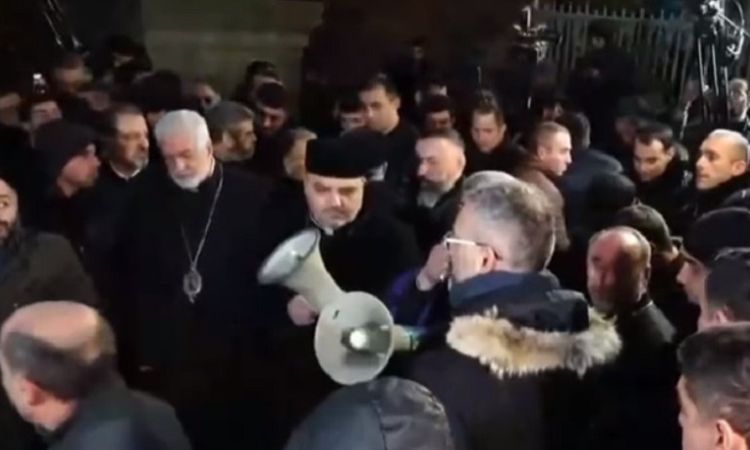 Իրենց իսկ հրավիրած «հավաքից» փախչող «տասնյակի» տեսարանը ամենանողկալի պատկերներից մեկն էր