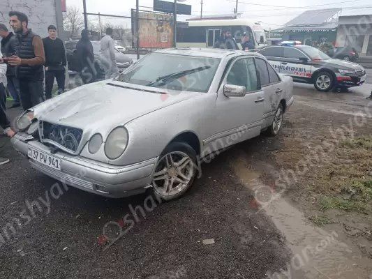 Էջմիածին-Երևան ճանապարհին 19-ամյա վարորդը «Mercedes»-ով բախվել է բաժանարար գոտու բազալտե եզրաքարերին