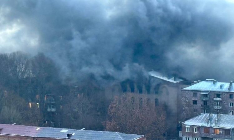 3 անձինք կասկածվում են Ազատության պողոտայում գտնվող շինության ներսում գույք այրելու մեջ