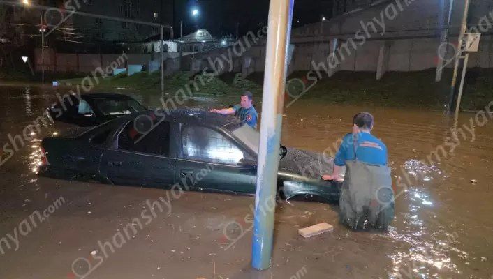 Արտակարգ իրավիճակ Նոր Նորքում, փրկարարներն արհեստական լճակից դուրս են բերել 10-ից ավելի մեքենաներ