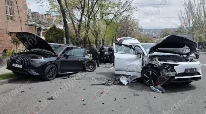 Խոշոր ավտովթար Երևանում․ ԱԺ-ի դիմաց բախվել են «Mercedes GLE 53» և «BYD»-ը, կա վիրավոր