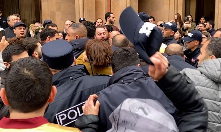 Նիկոլ Փաշինյանի եւ 18-ամյա Դավիթ Մինասյանի միջադեպից հետո Կենտրոնի քննչականում կրքերը չեն հանդարտվում. «Ժողովուրդ»