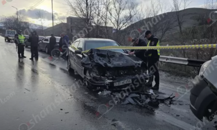 Ծաղկաձորում «Mercedes»-ը դուրս է եկել հանդիպակաց գոտի և բախվել միկրոավտոբուսին, կան վիրավորներ, այդ թվում՝ անչափահասներ