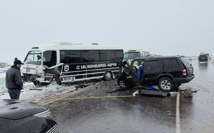 Բախվել են ոստիկանության գվարդիայի «Հոնդա» ավտոբուսը և «Նիսսան»-ը, մաhացել է 1, բուժօգնության դիմել՝ 12 անձ