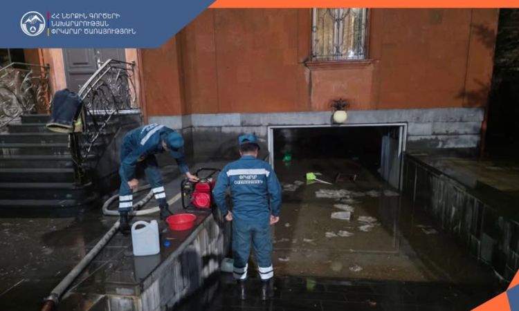 Հորդառատ անձրևի հետևանքով Գյումրիում մի շարք հասցեներում ջրալցվել են նկուղներ